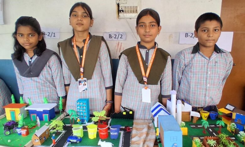 बोकारो सरस्वती शिशु विद्या मंदिर 9डी में विज्ञान गणित मेले में मॉडल प्रस्तुत करते विद्यार्थी