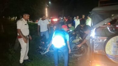 बोकारो सेक्टर-4 सर्कस मैदान के सामने कार और बाइक की टक्कर के बाद घटनास्थल