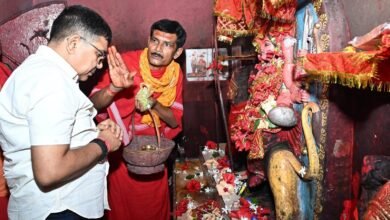 भोजुडीह स्थित भैरव स्थान में पूजा-अर्चना करते बोकारो उपायुक्त अजय नाथ झा