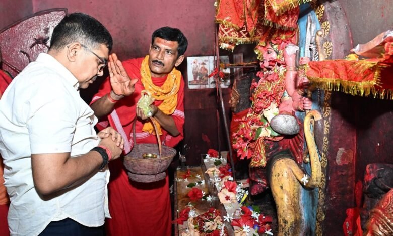 भोजुडीह स्थित भैरव स्थान में पूजा-अर्चना करते बोकारो उपायुक्त अजय नाथ झा