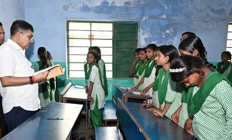 राजकीय मध्य विद्यालय भोजुडीह में बच्चों से संवाद करते बोकारो उपायुक्त अजय नाथ झा