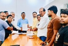 सेक्टर-12 के जर्जर क्वार्टरों को लेकर BSL प्रबंधन से वार्ता करते कुमार अमित