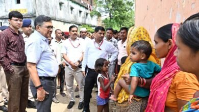 रानीचिड़का गांव में ग्रामीणों से पेयजल समस्या सुनते बोकारो DC अजय नाथ झा