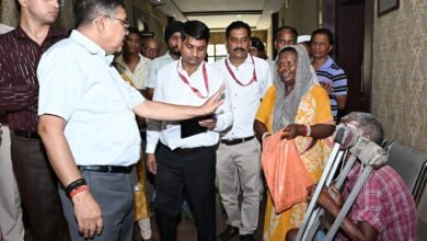 बोकारो में लोक संवाद कार्यक्रम के दौरान आम लोगों की समस्याएं सुनते अधिकारी
