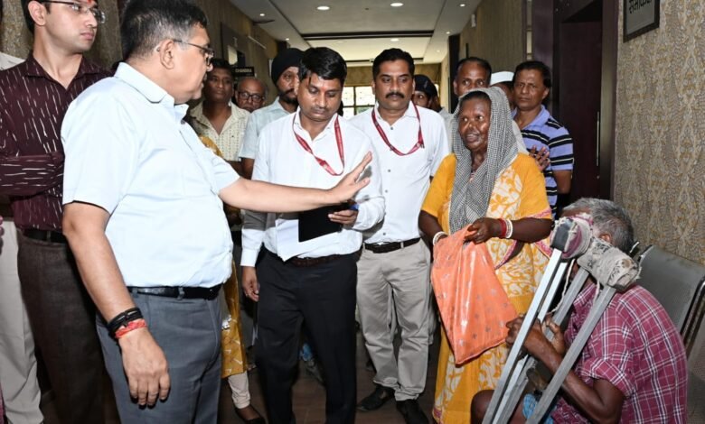 बोकारो में लोक संवाद कार्यक्रम के दौरान आम लोगों की समस्याएं सुनते अधिकारी