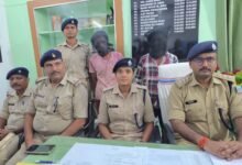 बोकारो पुलिस की कार्रवाई में गिरफ्तार आरोपी और बरामद हथियार