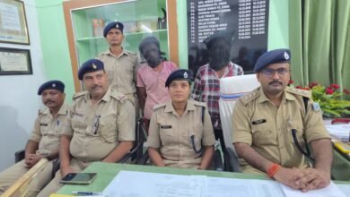 बोकारो पुलिस की कार्रवाई में गिरफ्तार आरोपी और बरामद हथियार