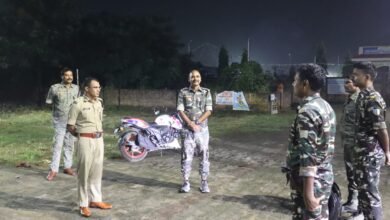 बोकारो एसपी रात्रि गश्ती की जांच करते हुए