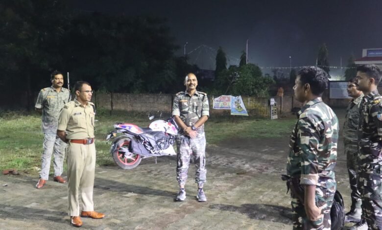 बोकारो एसपी रात्रि गश्ती की जांच करते हुए
