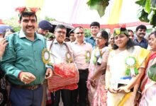 बोकारो थर्मल में करम महोत्सव 2026 के दौरान मांदर बजाते उपायुक्त अजय नाथ झा