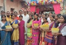 बोकारो के डुंगरीघुटू में करम पूजा कार्यक्रम में शामिल मंटू यादव और श्रद्धालु