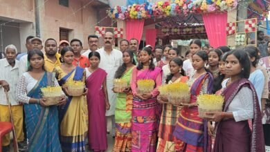 बोकारो के डुंगरीघुटू में करम पूजा कार्यक्रम में शामिल मंटू यादव और श्रद्धालु