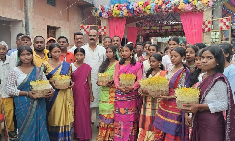 बोकारो के डुंगरीघुटू में करम पूजा कार्यक्रम में शामिल मंटू यादव और श्रद्धालु