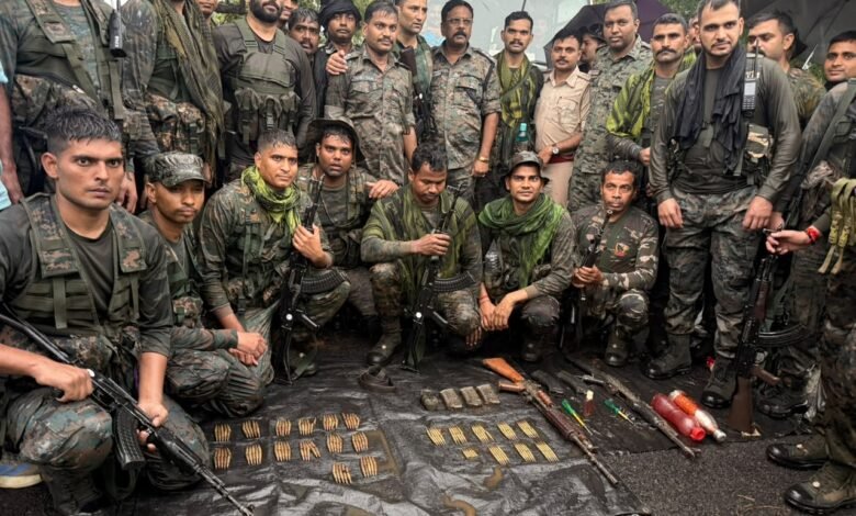 जमशेदपुर में संयुक्त सर्च अभियान के दौरान बरामद AKM और इंसास राइफल तथा गोला-बारूद