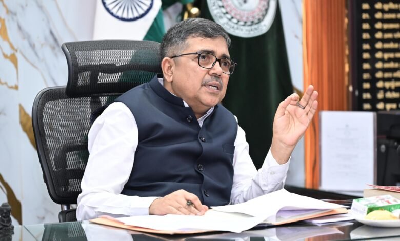 बोकारो में लोक संवाद कार्यक्रम के दौरान लोगों की समस्याएं सुनते उपायुक्त अजय नाथ झा