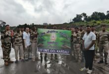 करगली परियोजना क्षेत्र में वेटिवर घास का पौधरोपण करते CISF जवान