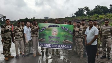 करगली परियोजना क्षेत्र में वेटिवर घास का पौधरोपण करते CISF जवान