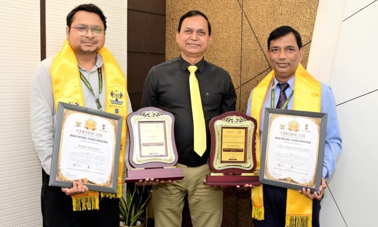 DPS बोकारो के प्राचार्य डॉ. गंगवार के साथ राष्ट्रीय शिक्षक सम्मान प्राप्त गोपाल नारायण विश्वकर्मा और रोहित रंजन