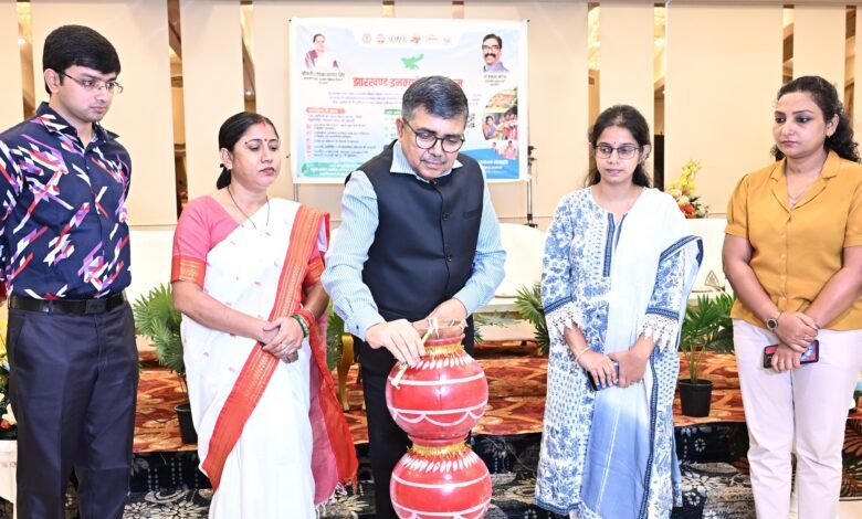 बोकारो में झारखंड इन्क्यूबेटर कार्यक्रम के लॉन्च कार्यक्रम में मौजूद अधिकारी और महिला उद्यमी