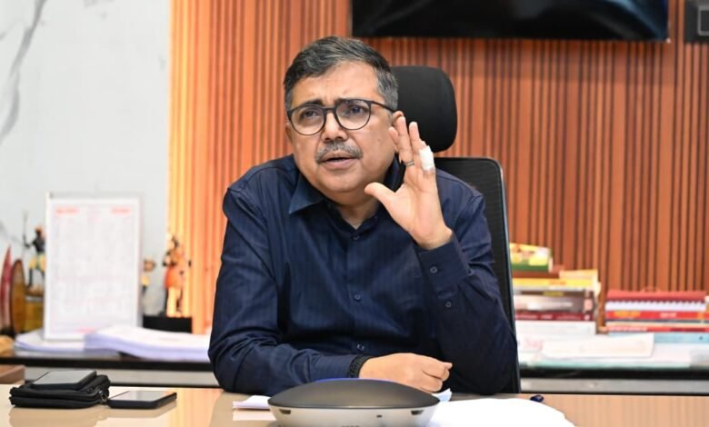 बोकारो में जिला स्तरीय सड़क सुरक्षा समिति की बैठक करते उपायुक्त अजय नाथ झा
