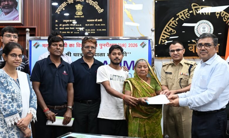बोकारो में दिव्यांग अभिषेक कुमार को नियुक्ति पत्र प्रदान करते अधिकारी
