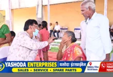 ग्राम कुन्दौरी में BSL के निःशुल्क मेगा मेडिकल कैंप में ग्रामीणों की स्वास्थ्य जांच करते विशेषज्ञ चिकित्सक
