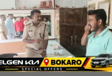 बोकारो के माराफारी में ज्वेलरी दुकानों की जांच करती पुलिस टीम