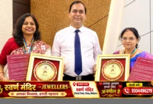 डीपीएस बोकारो की प्रीति सिन्हा और पी कलावती प्राचार्य डॉ ए एस गंगवार के साथ