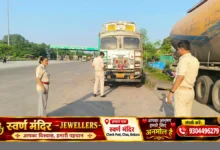 बोकारो में अवैध पार्किंग के खिलाफ कार्रवाई करती ट्रैफिक पुलिस