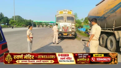बोकारो में अवैध पार्किंग के खिलाफ कार्रवाई करती ट्रैफिक पुलिस