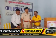 बोकारो में पुलिसकर्मियों को सड़क दुर्घटना के दौरान प्राथमिक उपचार का प्रशिक्षण देते प्रशिक्षक
