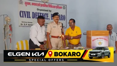 बोकारो में पुलिसकर्मियों को सड़क दुर्घटना के दौरान प्राथमिक उपचार का प्रशिक्षण देते प्रशिक्षक