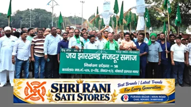 बोकारो गांधी चौक पर SAIL और NJCS के खिलाफ पुतला दहन करते मजदूर