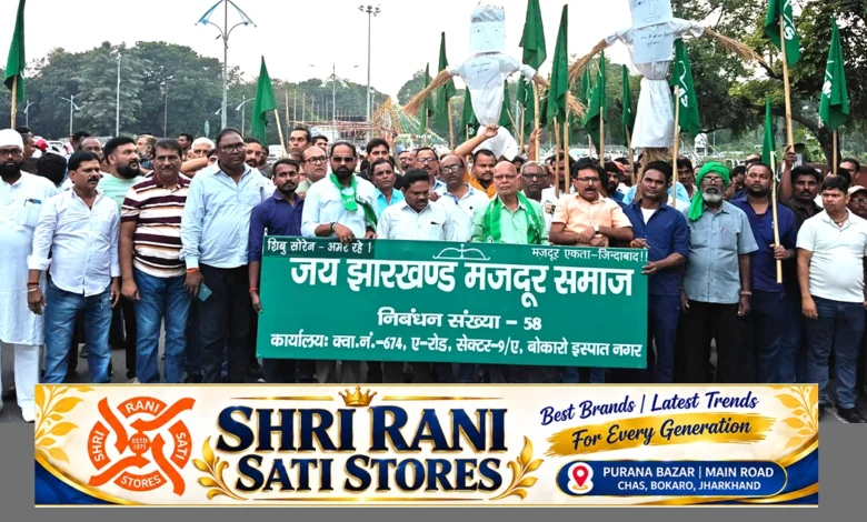 बोकारो गांधी चौक पर SAIL और NJCS के खिलाफ पुतला दहन करते मजदूर