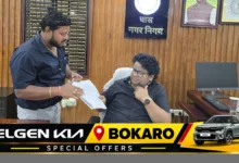 चिराचास और वार्ड 03 की समस्याओं को लेकर चास नगर निगम में मांग पत्र सौंपते लोग
