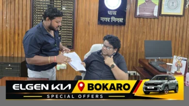 चिराचास और वार्ड 03 की समस्याओं को लेकर चास नगर निगम में मांग पत्र सौंपते लोग