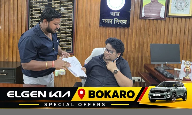 चिराचास और वार्ड 03 की समस्याओं को लेकर चास नगर निगम में मांग पत्र सौंपते लोग