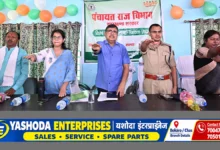पिंड्राजोरा पंचायत में विशेष ग्राम सभा में शामिल उपायुक्त अजय नाथ झा, एसपी नाथू सिंह मीणा और डीडीसी शताब्दी मजूमदार