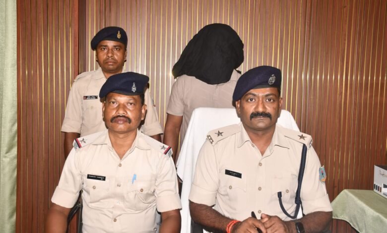 बोकारो माराफारी में अवैध शराब के खिलाफ पुलिस की छापेमारी