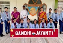 एमजीएम स्कूल बोकारो में गांधी जयंती पर महात्मा गांधी की तस्वीर पर पुष्पांजलि अर्पित करते प्राचार्य