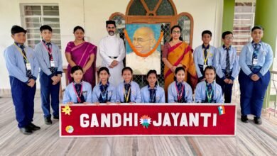 एमजीएम स्कूल बोकारो में गांधी जयंती पर महात्मा गांधी की तस्वीर पर पुष्पांजलि अर्पित करते प्राचार्य