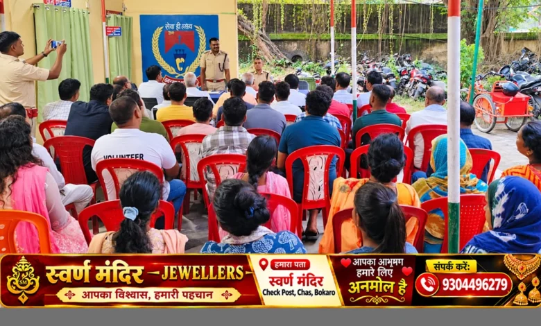 माराफारी थाना परिसर में दुर्गा पूजा शांति समिति बैठक में पुलिस अधिकारी और थाना प्रभारी संजय कुमार